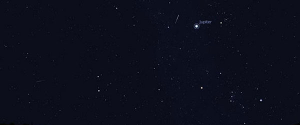 O stea căzătoare strălucește pe lângă Jupiter. Puteți modera intensitatea în fereastra de Vizualizare.